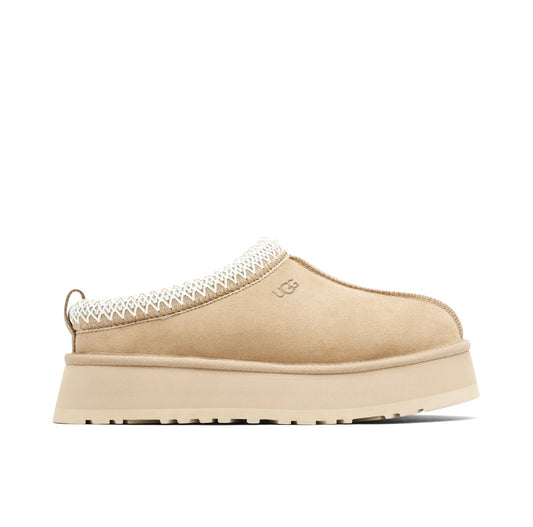 UGG TAZZ ‘SAND’ - UGG Tazz platform slipper side profile view on white background